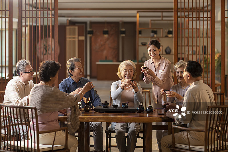 老人们聚在一起喝茶聊天图片素材