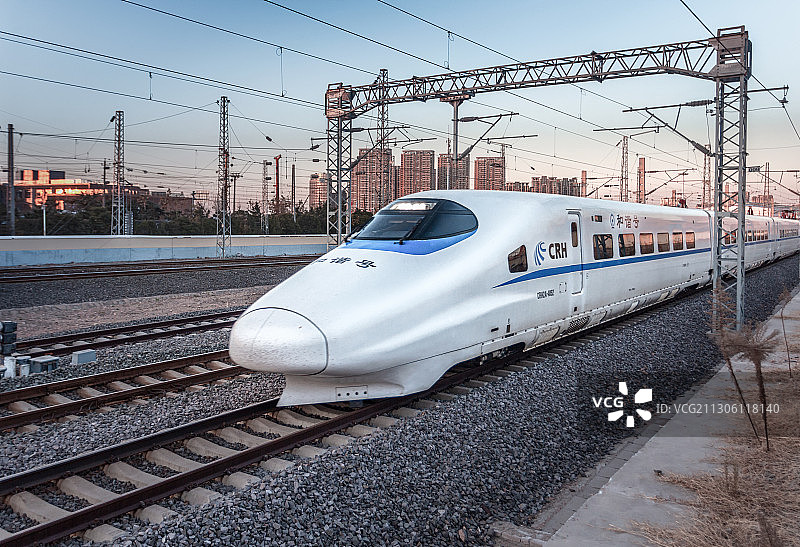 行驶中的高速火车和谐号图片素材