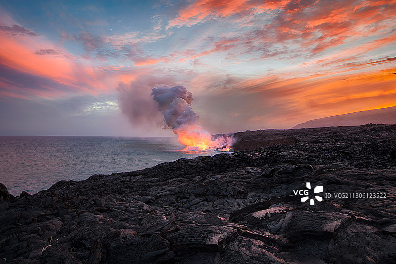 美国夏威夷大岛奔腾入海流的岩浆，奇特景色，日落，活火山图片素材