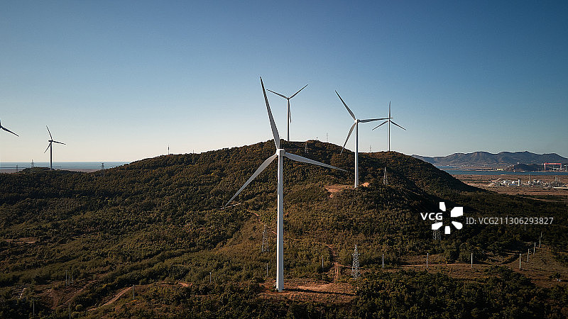 山顶风力发电航拍图片素材