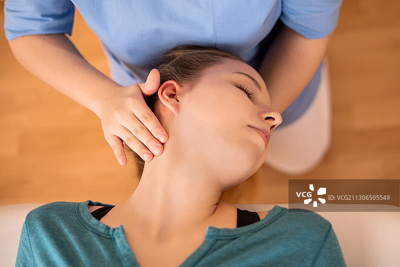 斯洛伐克，女性理疗师或按摩师，负责调整病人的颈部图片素材