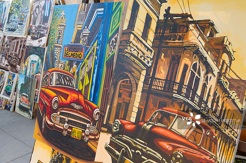 古巴哈瓦那街头出售的画作特写。图片素材