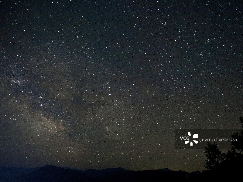 低角度的轮廓山对星场在晚上，俄罗斯图片素材