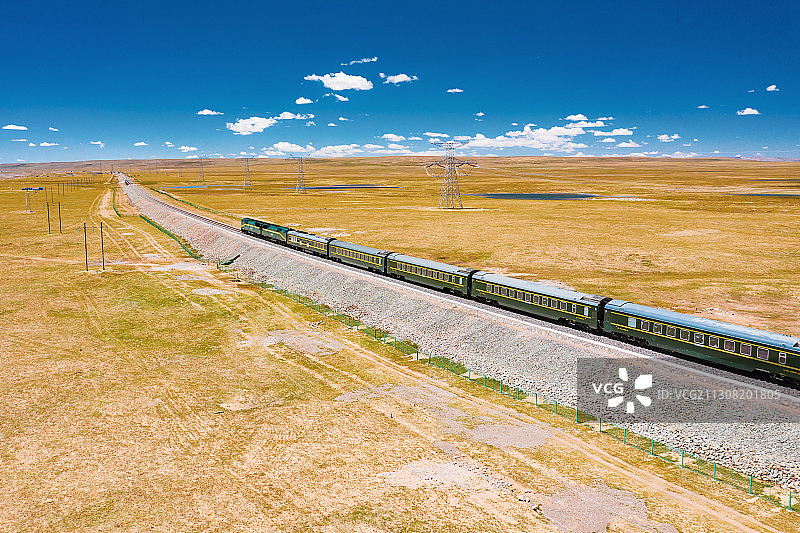 青藏铁路穿越青海可可西里荒野自然风光航拍图片素材