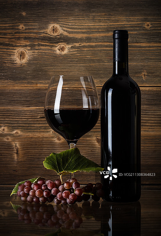 桌子上的葡萄酒和葡萄的特写图片素材