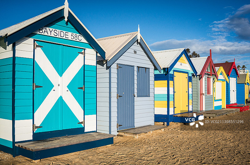 澳大利亚墨尔本布莱顿海滩梦幻彩色小屋图片素材