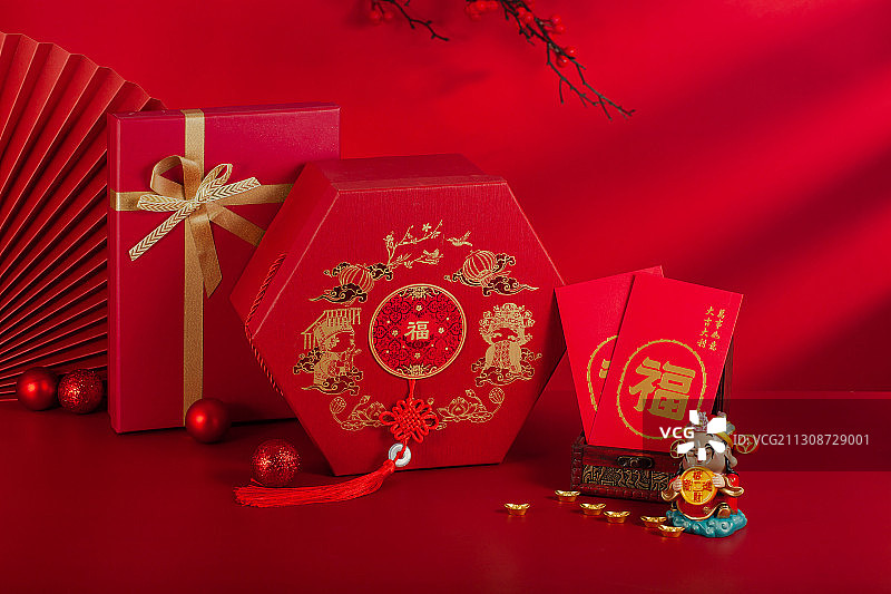 新年喜庆礼盒和财神红包图片素材