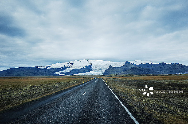 北欧冰岛雪山公路图片素材