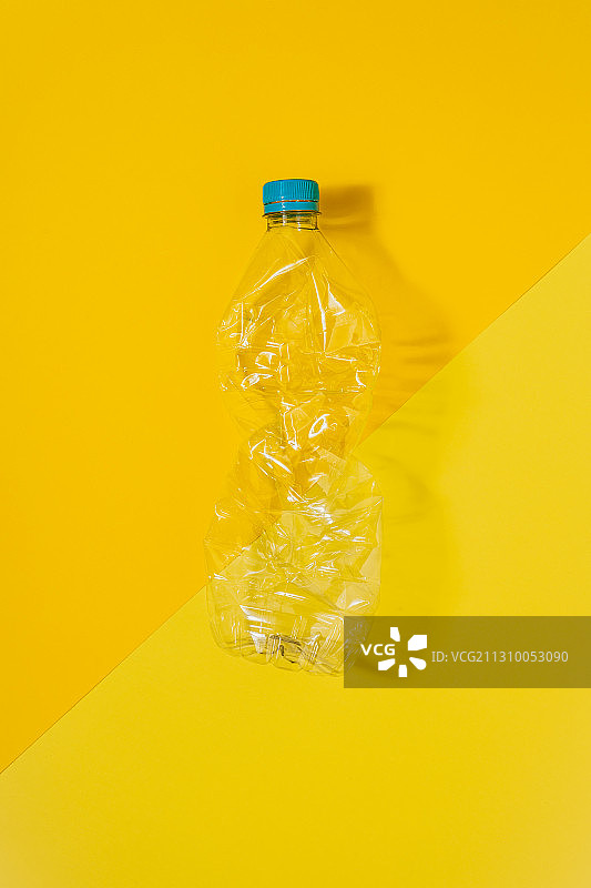 在黄色背景下的水瓶特写，西班牙马德里图片素材