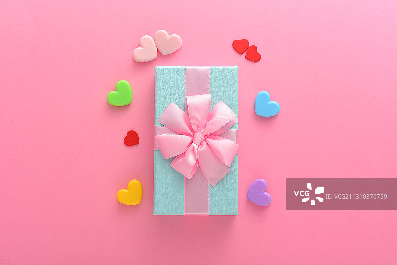 粉色背景上的爱心礼物盒图片素材
