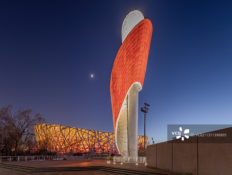 北京市国家体育场鸟巢与奥运火炬夜景图片素材