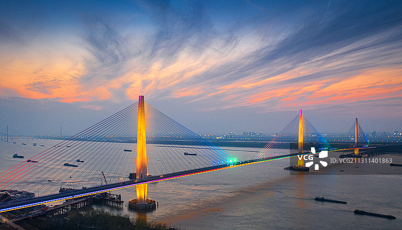 夜晚的南京长江五桥灯光璀璨，美仑美奂图片素材