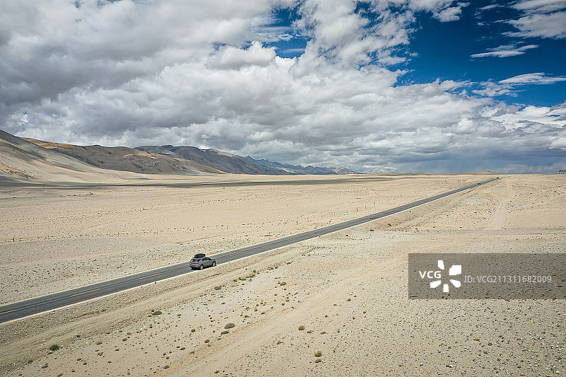 中国西藏阿里狮泉河沙漠G219新藏线公路自然风光图片素材