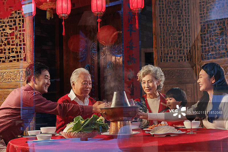 幸福的东方家庭过年吃团圆饭图片素材