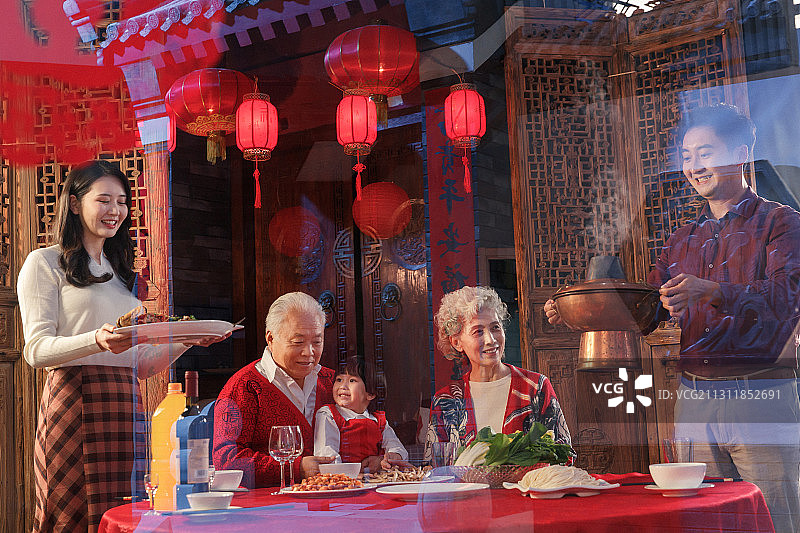 幸福东方家庭准备过年吃的团圆饭图片素材