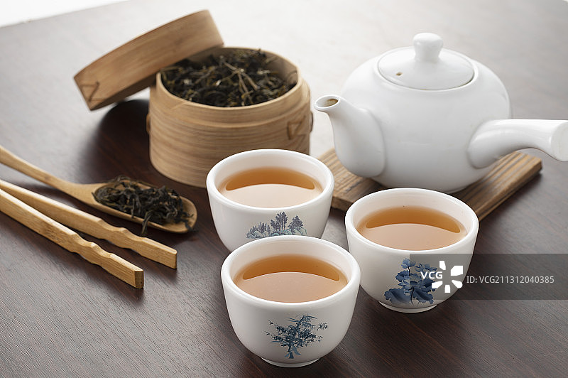 桌上的中国茶壶和茶杯图片素材