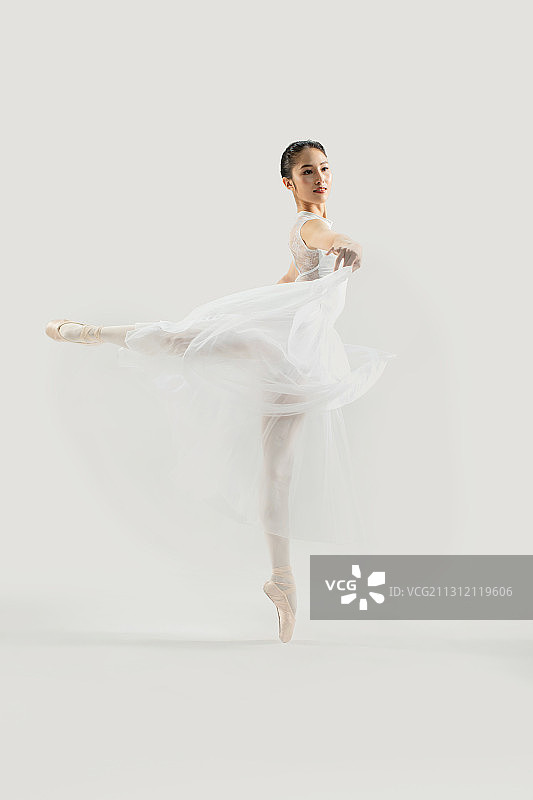 跳芭蕾舞的年轻女性图片素材