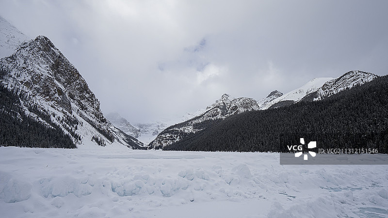 加拿大圣路易斯湖雪山森林湖泊图片素材