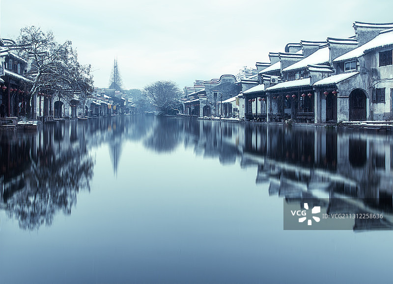 冬天里的江南水乡，河道平静如镜面图片素材