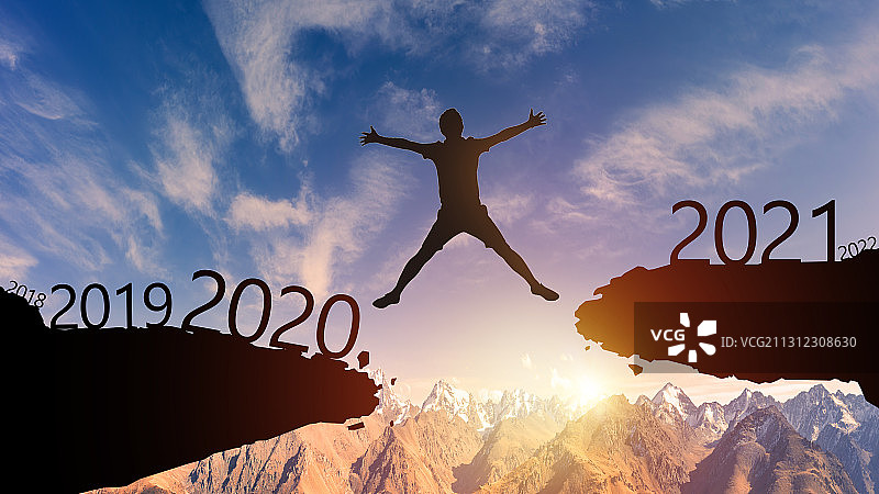 一个人奔跑跨越悬崖从2020年到2021年图片素材