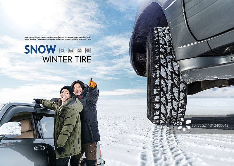 编辑图像的夫妇站在旁边的汽车雪地指向护理轮胎图片素材