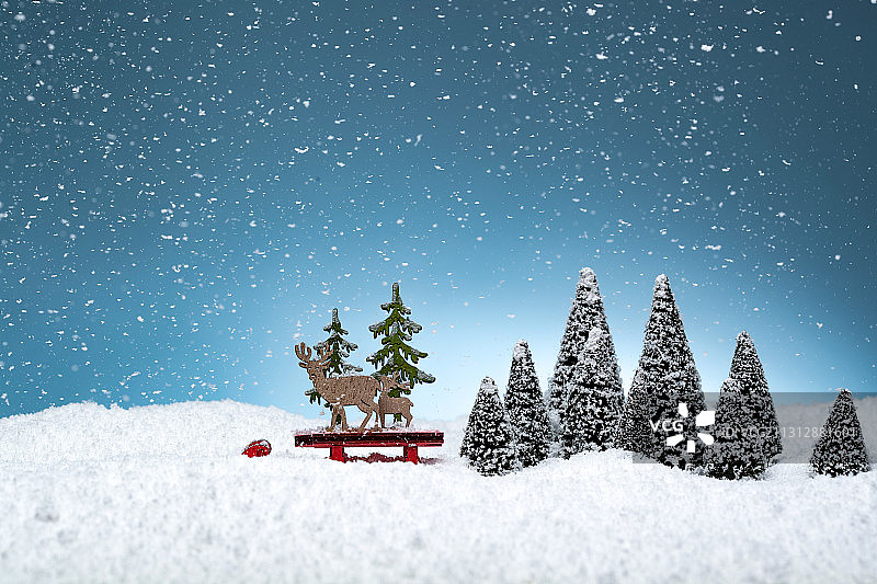 雪中的松树和麋鹿图片素材