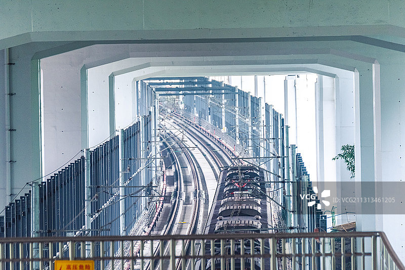 地铁穿越朝天门长江大桥——弹子石图片素材