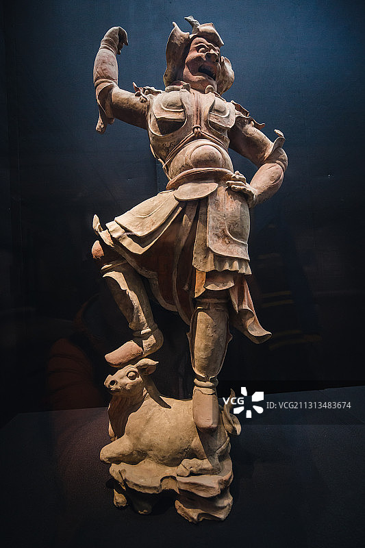甘肃省博物馆的唐代彩绘陶天王俑图片素材
