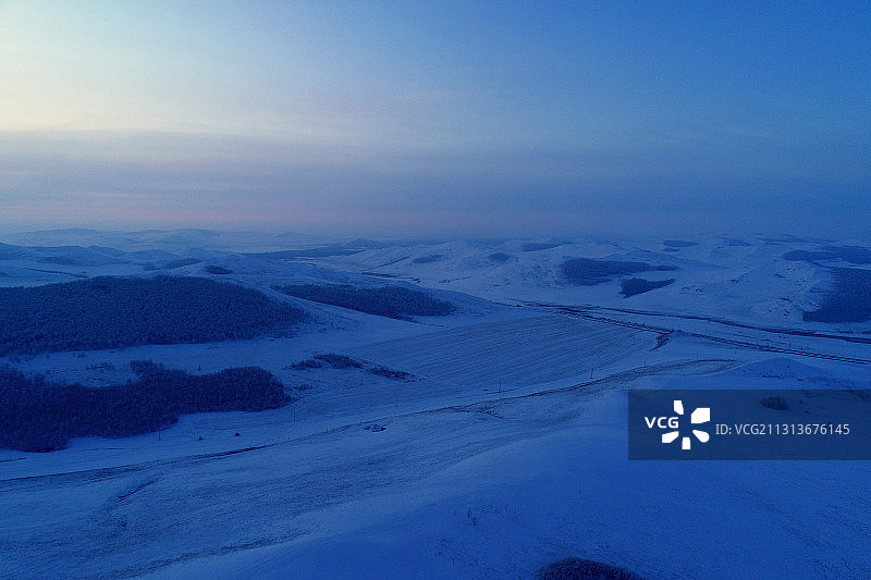航拍呼伦贝尔雪域雪原的黎明图片素材