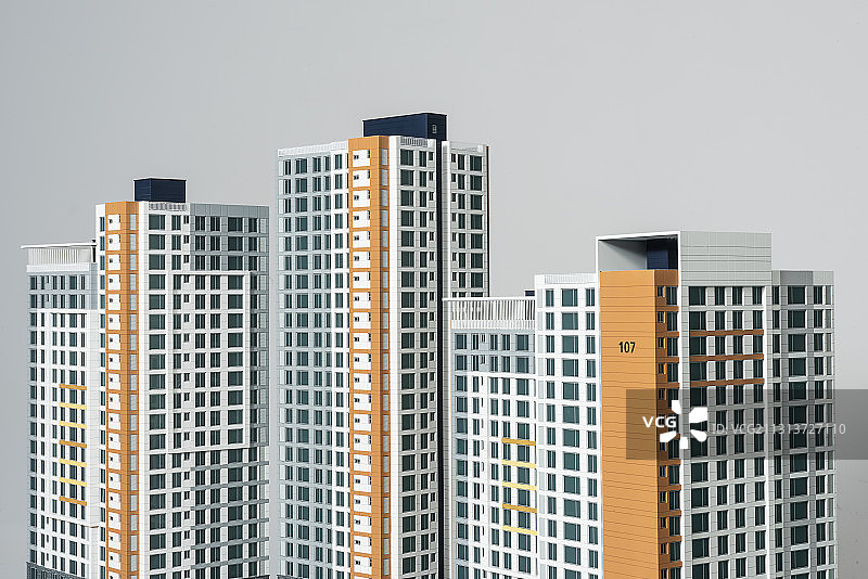 灰色背景下的公寓综合体模型图片素材