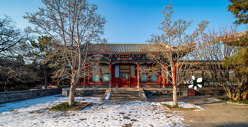 冬天雪后中午阳光下北京颐和园风景区，古建光影图片素材