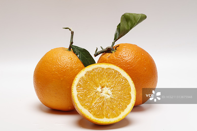 白色背景上创意橙子图片素材