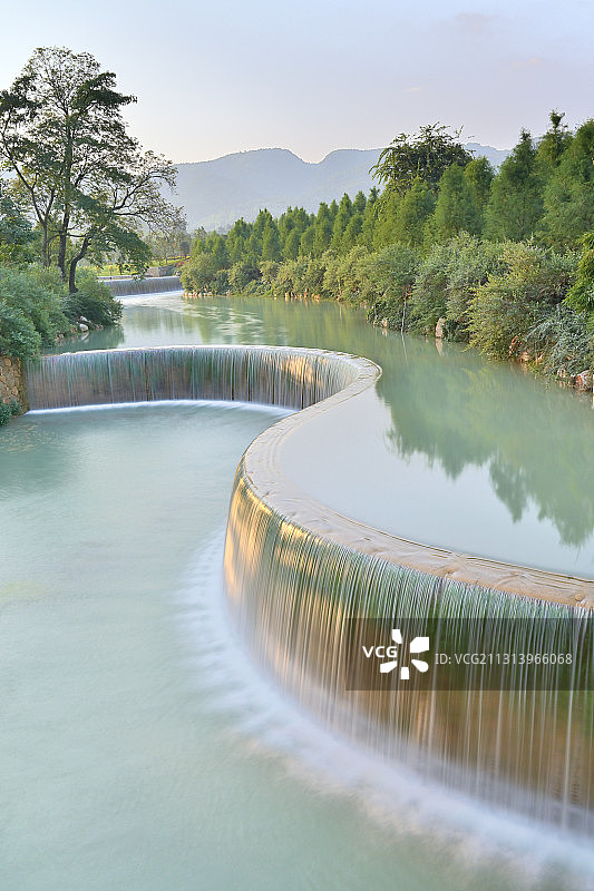 弥勒甸溪河人工瀑布水景图片素材