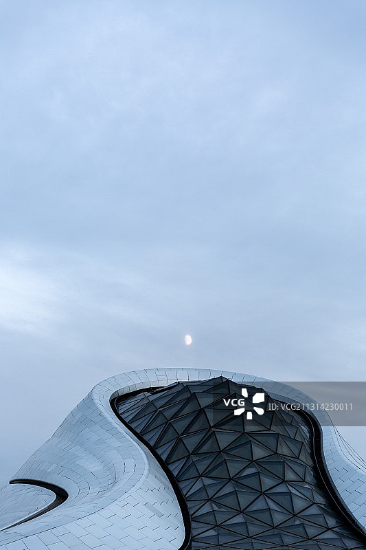 哈尔滨大剧院 月亮图片素材