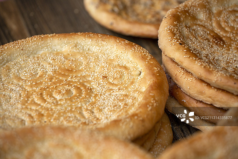新疆地方特色小吃美食烤馕饼图片素材