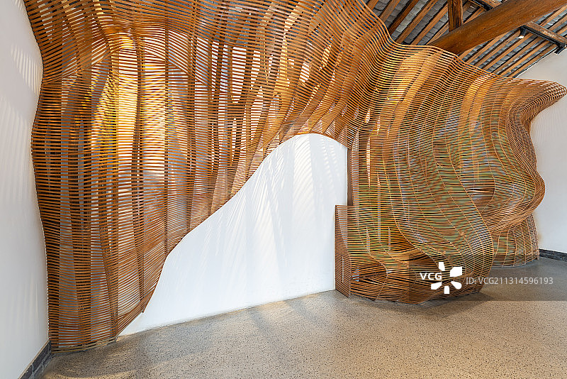 波浪形的竹编墙面装饰图片素材