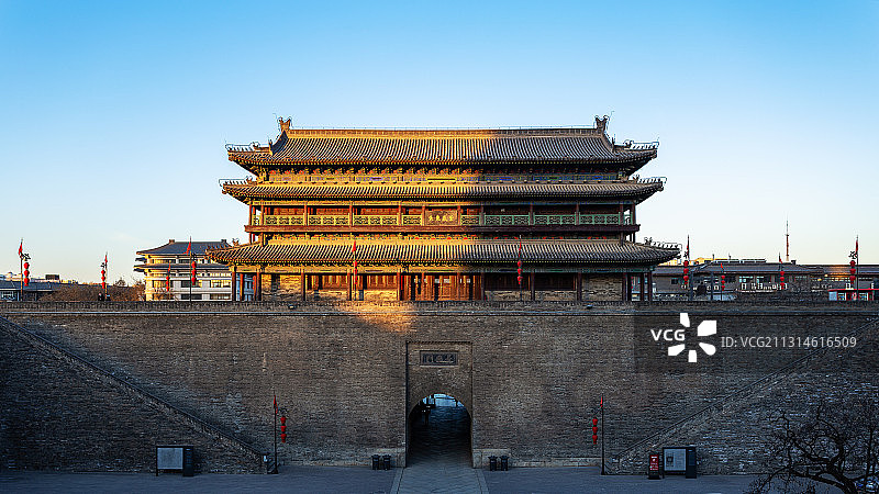 晨光照射下的西安城墙东门城楼图片素材