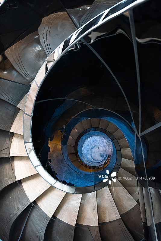欧式现代简约风格旋转楼梯俯视景观图片素材