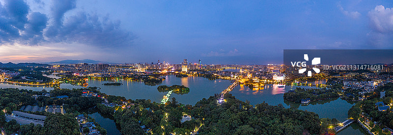 广东惠州西湖夜景与城市天际线全景航拍图片素材