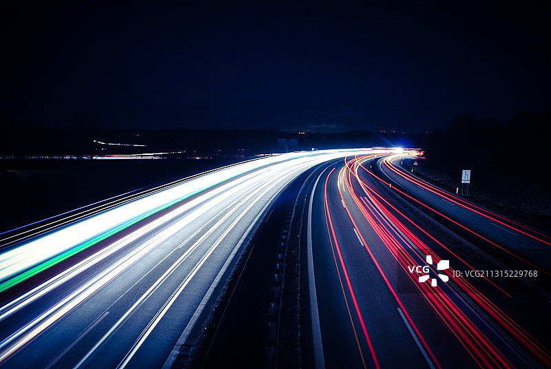 高角度的灯光轨迹在晚上，雷根斯堡，自由州巴伐利亚，德国的高速公路图片素材