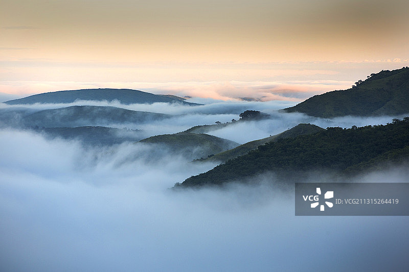 清晨的薄雾从高原倾泻到非洲马拉维的夏尔河谷。图片素材