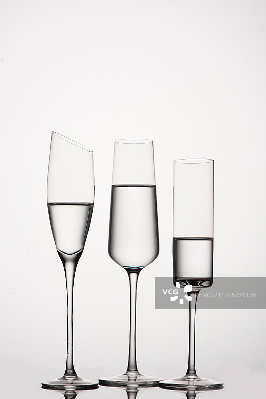 棚拍静物透明玻璃酒杯高脚杯高调背景素材图片素材