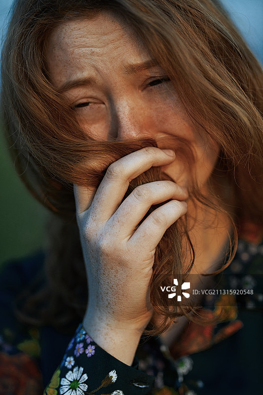 一个红头发的年轻女人在外面哭图片素材