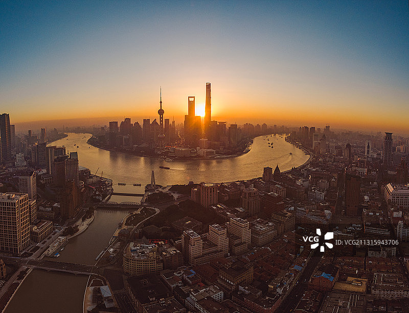 2021年上海清晨的第一缕阳光图片素材