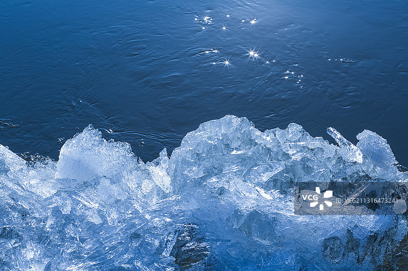 东北黑龙江省齐齐哈尔市嫩江春天开江时晶体冰和蓝色水面反光图片素材