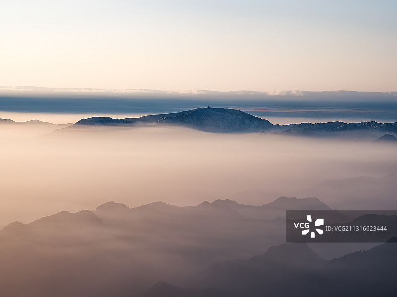 清晨山间薄雾天空云彩图片素材