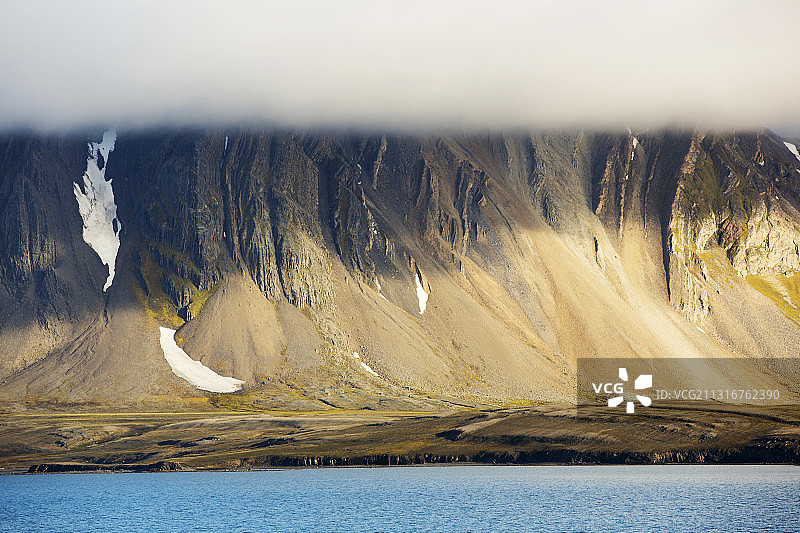 斯匹次卑尔根群岛波旁哈姆纳的一座山峰，被云覆盖;斯瓦尔巴特群岛。图片素材