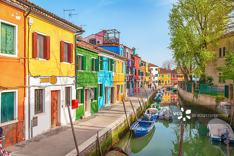 全景运河在城市中建筑物，威尼斯，意大利图片素材