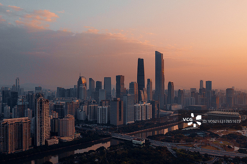 黎明时分，沐浴在晨光里的珠江新城图片素材