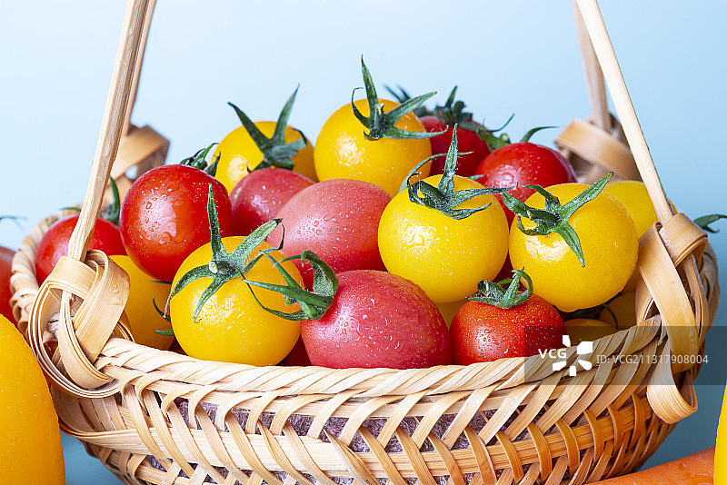 一竹篮新鲜的红黄小西红柿特写图片素材